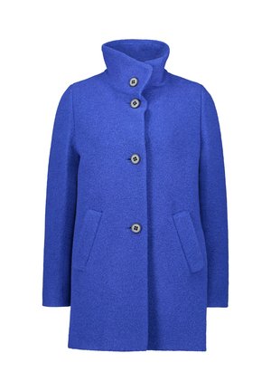 Cappotto di lana blu con colletto alto, quattro bottoni e due tasche laterali. Il tessuto ha una finitura testurizzata e una vestibilità sartoriale.