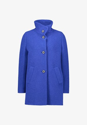 Blauer Wollmantel mit hohem Kragen, vier Knöpfen und zwei Seitentaschen. Der Stoff hat eine strukturierte Oberfläche und eine taillierte Passform.