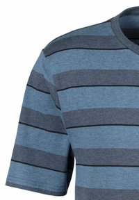 Tričko s krátkým rukávem ve světle modré a tmavě modré vodorovné pruhy, vyrobené z měkké tkaniny s kulatým výstřihem a černým akcentem na švu.