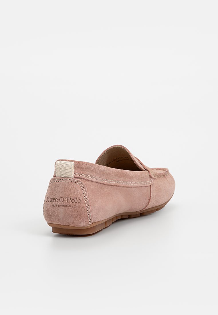 Jasnoróżowe zamszowe płaskie buty wsuwane z detalami szycia, gumową podeszwą i logo "Marc O'Polo" na pętli piętowej.