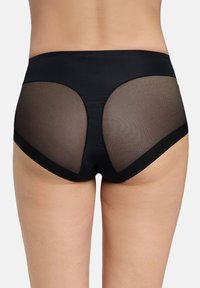 Svarta boyshort-underkläder med en solid framdel och genomskinliga meshnätpaneler baktill, förfinad sömnad och elastisk midjeband för komfort.