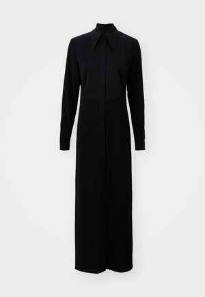 Crna haljina dugih rukava s dugmadi sprijeda, klasičnom ovratniku i ravnim siluetom, izrađena od glatkog materijala.