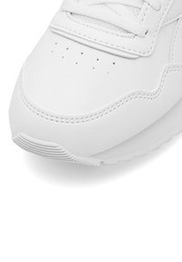 Tenisi albi din piele cu o textură netedă, vârf rotunjit, detalii perforate și talpă contrastantă. Accente de cusătură simple în tot designul.