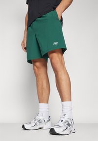 New Balance ESSENTIALS SHORT - Pantalón corto de deporte - nightwatch green