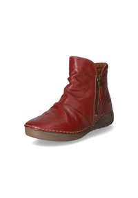 Stivale alla caviglia in pelle rossa con design arricciato, zip laterale e punta rotonda. Presenta una finitura testurizzata e una suola in gomma marrone.