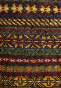 Kötött anyag, amely színes geometriai mintázattal rendelkezik. A domináló színek közé tartozik a zöld, a bordó, a sárga és a kék. Texturált felület.