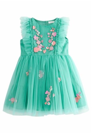 Robe turquoise avec des épaules froncées, motifs floraux brodés en rose et violet, et une jupe en tulle superposée.