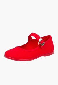 Zapato Mary Jane de lona roja con punta redonda, suela plana y una correa con hebilla plateada. Textura suave, diseño ligero.
