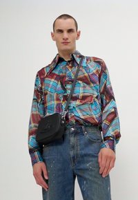 Vivienne Westwood ANNA CAMERA BAG UNISEX - Sac bandoulière - black
