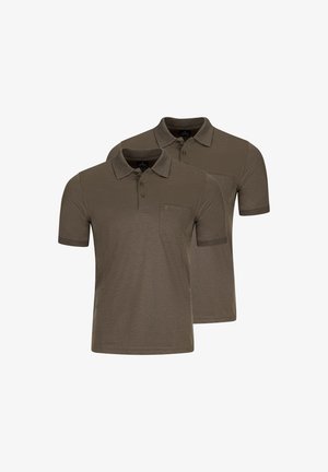 Zwei braune Polohemden mit kurzen Ärmeln, Kragen und Brusttaschen, auf weißem Hintergrund präsentiert.