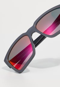 Arnette PLOT TWIST UNISEX - Päikeseprillid - medioum grey