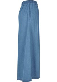 Denim maxiskjørt med elastisk midje, lys blå farge og glatt tekstur. Har en sidesøm for en avslappet passform.