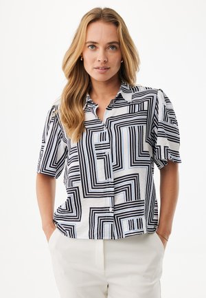 Kortærmet bluse i hvid med sorte og blå geometriske striber, med krave og knapper foran. Glat, let stof.