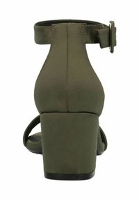 Sandale à talons vert olive avec une finition en tissu lisse, une bride de cheville et un talon carré. Elle dispose d'une boucle ajustable pour un maintien sécurisé.