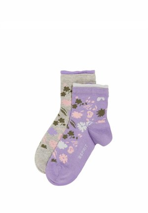 Zwei Paar Knöchelsocken: ein graues Paar mit floralem Muster in Grün und Pink und ein lavendelfarbenes Paar mit rosa und weißen floralen Akzenten.