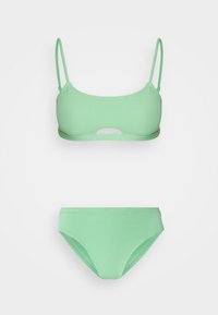 Mentazöld bikini szett, texturált bralette toppal, vékony pántokkal és hozzá illő magas derekú alsó résszel. Minimalista dizájn, minta nélkül.