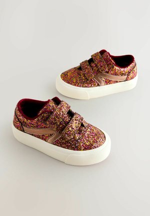 Glitzernde pinke und goldene Sneakers mit einer strukturierten Oberseite, doppelten Klettverschlüssen und einer weißen Gummisohle. Verfügt über ein burgunderfarbenes Innenfutter.