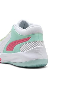 Scarpa da ginnastica bianca con un'acca verde menta, logo rosa, texture in rete, colletto imbottito e suola in gomma solida.
