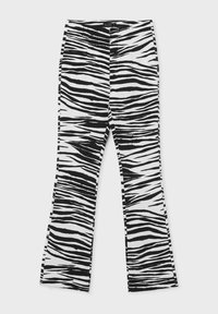 Pantaloni a campana a strisce zebrate in bianco e nero con una texture di tessuto liscia, dotati di una vita e dettagli cuciti lungo le cuciture.