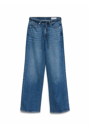 Džíny se širokými nohavicemi, s předními kapsami a látkovým páskem uvázaným v pase, zobrazené položené na bílém pozadí.