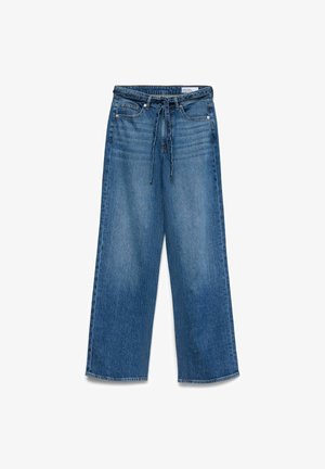 Džíny se širokými nohavicemi, s předními kapsami a látkovým páskem uvázaným v pase, zobrazené položené na bílém pozadí.