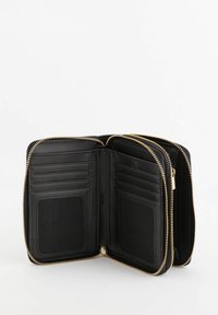Portefeuille en cuir noir avec fermeture éclair dorée. Il comprend plusieurs emplacements pour cartes, deux pochettes transparentes pour ID et un design intérieur structuré.