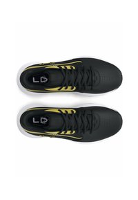 Schwarze Sportschuhe mit gelben Akzenten, strukturiertem synthetischen Obermaterial, flachen Schnürsenkeln und einer weißen Sohle, die Belüftungsöffnungen für Atmungsaktivität aufweisen.