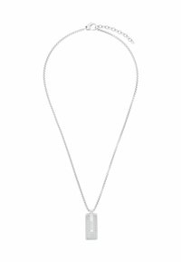 Collana d'argento con pendente rettangolare dalla superficie texturizzata e nome del marchio, sospesa su una sottile catena con chiusura regolabile.