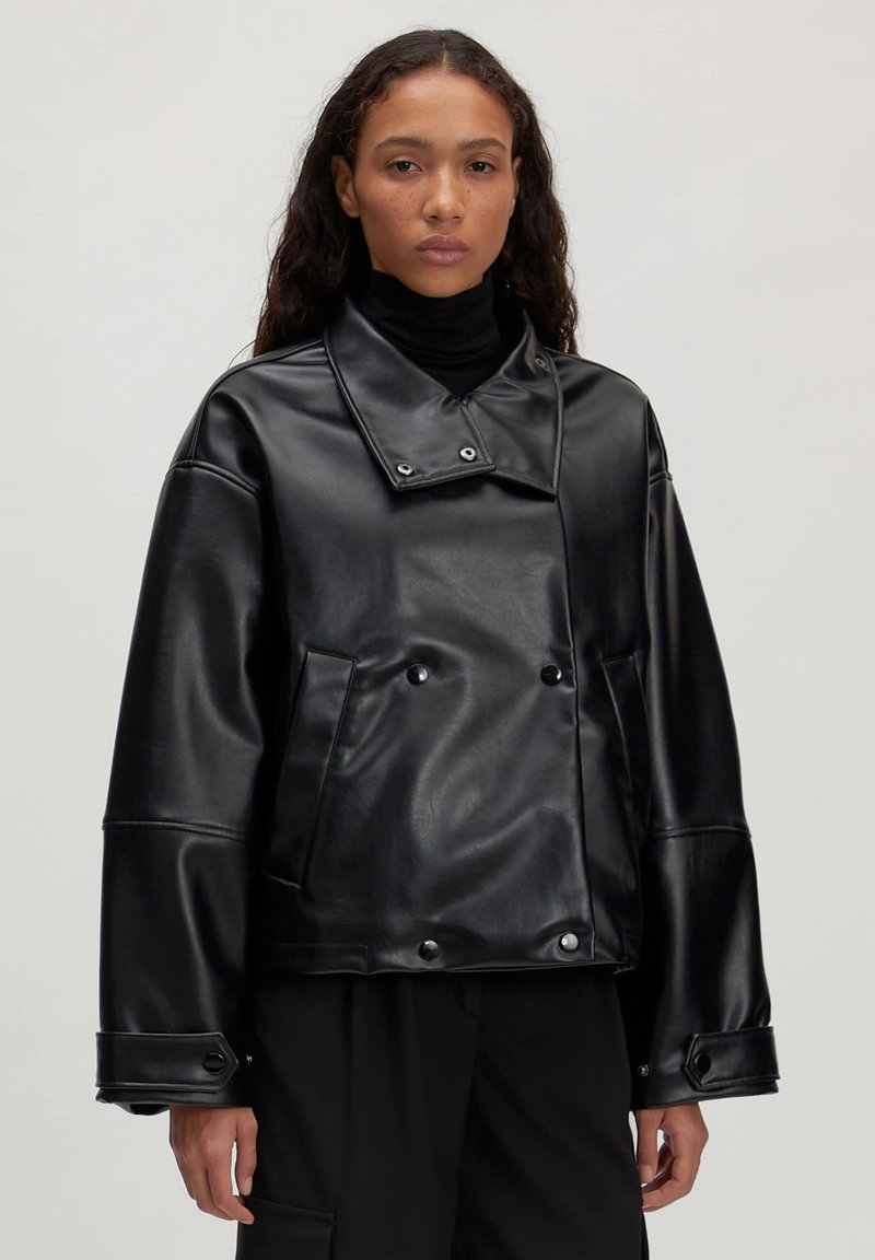 Schwarze Lederjacke mit einem zweireihigen Design, oversized Fit, breitem Kragen und Druckknopfdetails an den Ärmeln und Fronttaschen.