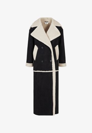 Czarny i kremowy płaszcz dwurzędowy z szerokim kołnierzem, akcentami z owczej skóry, bocznymi kieszeniami i długimi rękawami.