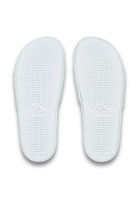 Weiße Gummi-Flip-Flop-Sohlen mit einem gemusterten Griff und einem Logo. Glatte Oberfläche mit leichter Krümmung an den Kanten.