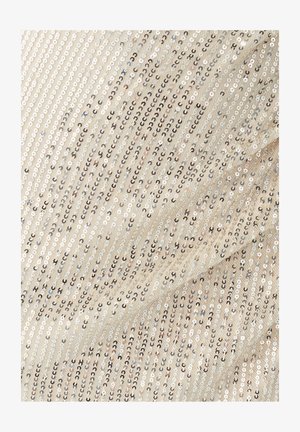 Tkanina od šljokicama u bež boji sa sjajnim, okruglim šljokicama poredanim u horizontalnim linijama, stvarajući teksturiranu, reflektirajuću površinu.