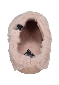 Pantoufle rose en peluche avec une texture douce, une forme arrondie et un intérieur moelleux. Elle dispose d'une semelle plate et d'une étiquette noire à l'intérieur de l'ouverture.