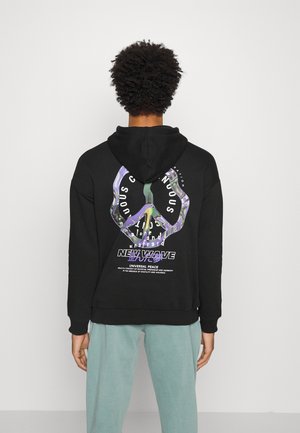 Sudadera con capucha negra que presenta un gráfico de signo de paz multicolor y texto en la parte posterior, con puños y dobladillo acanalados.
