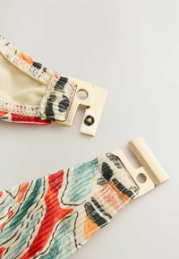 Mehrfarbige Stoffriemen mit abstrakten Mustern und goldenen Metallverschlüssen, entworfen zum Befestigen und zur verstellbaren Passform.