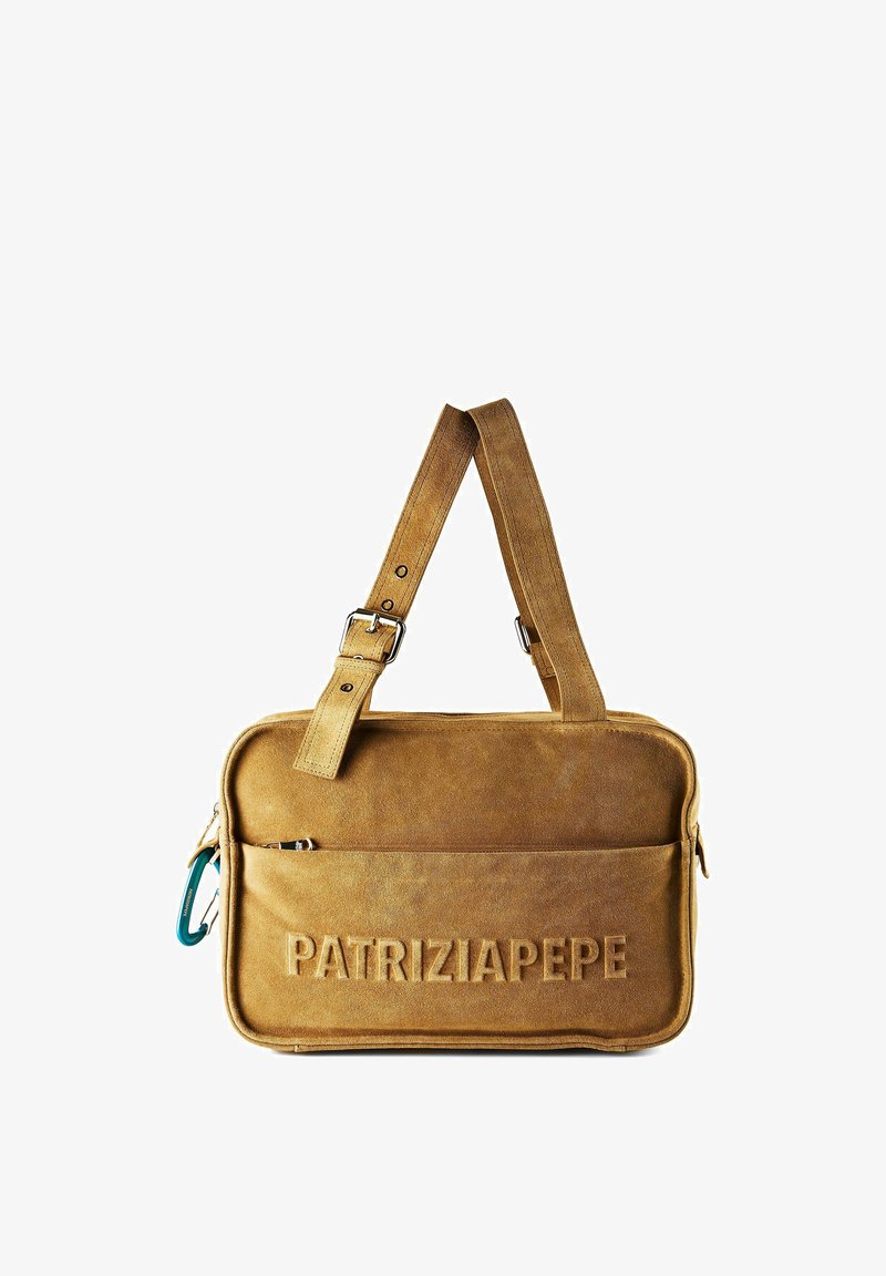 Sac à épaule en daim marron avec bandoulière réglable, poche zippée à l'avant, logo embossé "PATRIZIA PEPE" et mousqueton bleu sur le côté.
