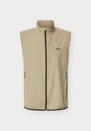 Bēšas krāsas bezroku veste ar rāvējslēdzēju, stāvošu apkakli, divām sānu kabatām ar rāvējslēdzēju un mazu "BOSS" logotipu kreisajā krūtīs.