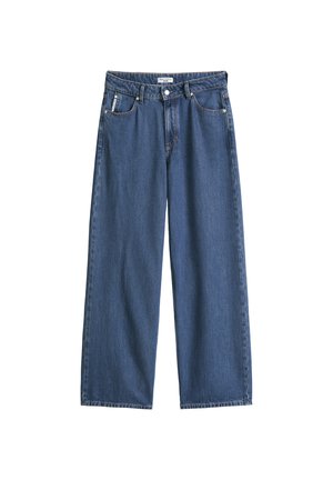 Jeans denim a gamba larga blu con bottoni frontali e cerniera, passanti per cintura e stile a cinque tasche su sfondo bianco.