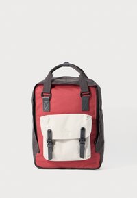 Ryggsäck med röd kropp och mörkgrå bas, med en beige frampocket som har remmar och spännen, tillverkad av slitstarkt tyg.
