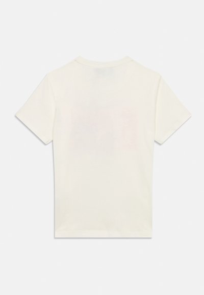 Egyszerű fehér rövid ujjú póló, hátrafelé fektetve, környakú, látható minta vagy logó nélkül.