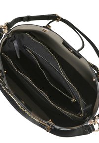 Borsa a tracolla in pelle nera con hardware dorato, caratterizzata da diversi scomparti interni e cerniere, texture morbida e design strutturato.
