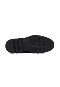 Zwarte rubberen schoenzool met een gestructureerd oppervlak, voorzien van groeven en richels voor betere grip. Zeshoekige accenten in het midden verbeteren de grip.