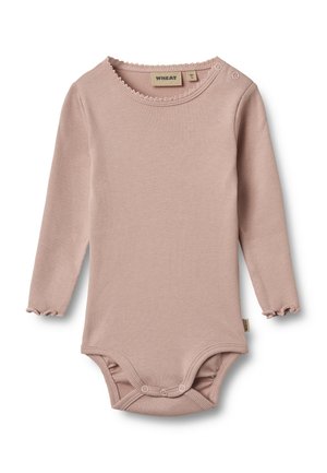 Różowe body dla niemowląt z długim rękawem, prążkowane, z falistymi krawędziami, zatrzaskami na ramionach oraz trzema zatrzaskami w kroku.
