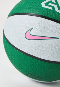 Nike Performance PLAYGROUND 2.0 GIANNIS ANTETOKOUNMPO DEFLATED UNISEX - Basketbal - malachite/blue tint/black/playful pink