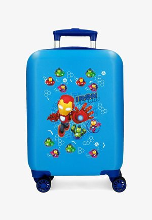 Maleta rígida azul con personajes de dibujos animados de Iron Friends, que incluye una figura prominente de un robot rojo y amarillo, y cuatro ruedas giratorias.