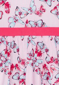 Tessuto stampato con farfalle blu e rosse su uno sfondo a righe rosa e bianche, con un dettaglio di cintura rosa uniforme.