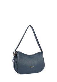 Sac à main en cuir bleu avec une texture lisse, une forme courbée, des ferrures dorées, et une fermeture éclair. Dispose d'une seule bandoulière réglable.