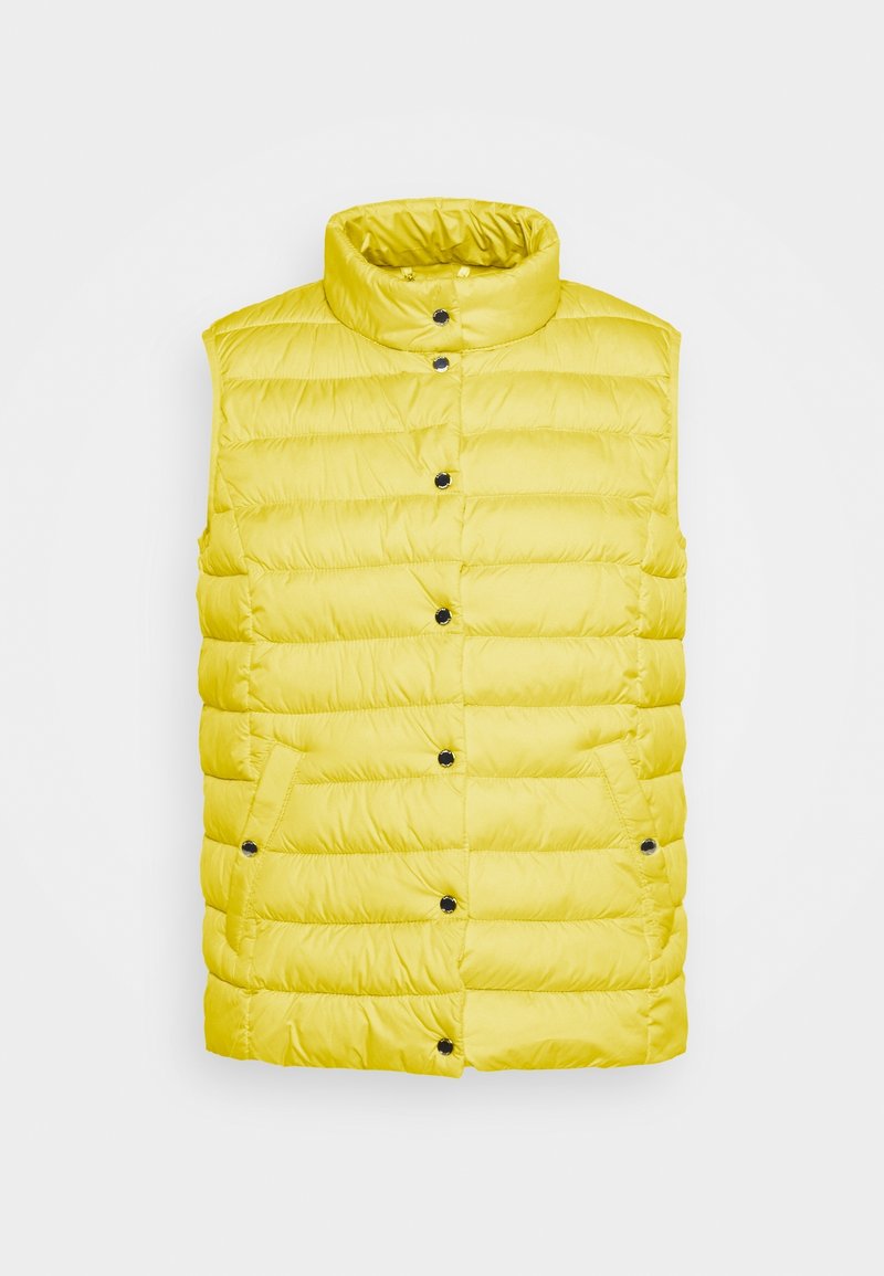 Veste matelassée jaune sans manches avec col montant, fermeture éclair à l'avant et plusieurs boutons. Comprend des poches latérales et une texture matelassée sur toute la surface.