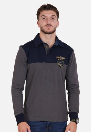 Polo à manches longues en bleu marine et gris avec un col, logo brodé sur la poitrine et poignets contrastants.