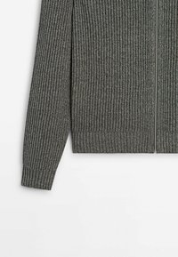 Cardigan grigio a coste con zip completa, dotato di maniche lunghe e un design a maglia texturizzata, che aumenta calore e comfort.
